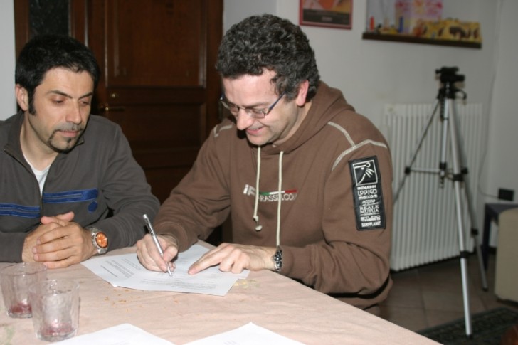 Due soci firmano i documenti fondativi