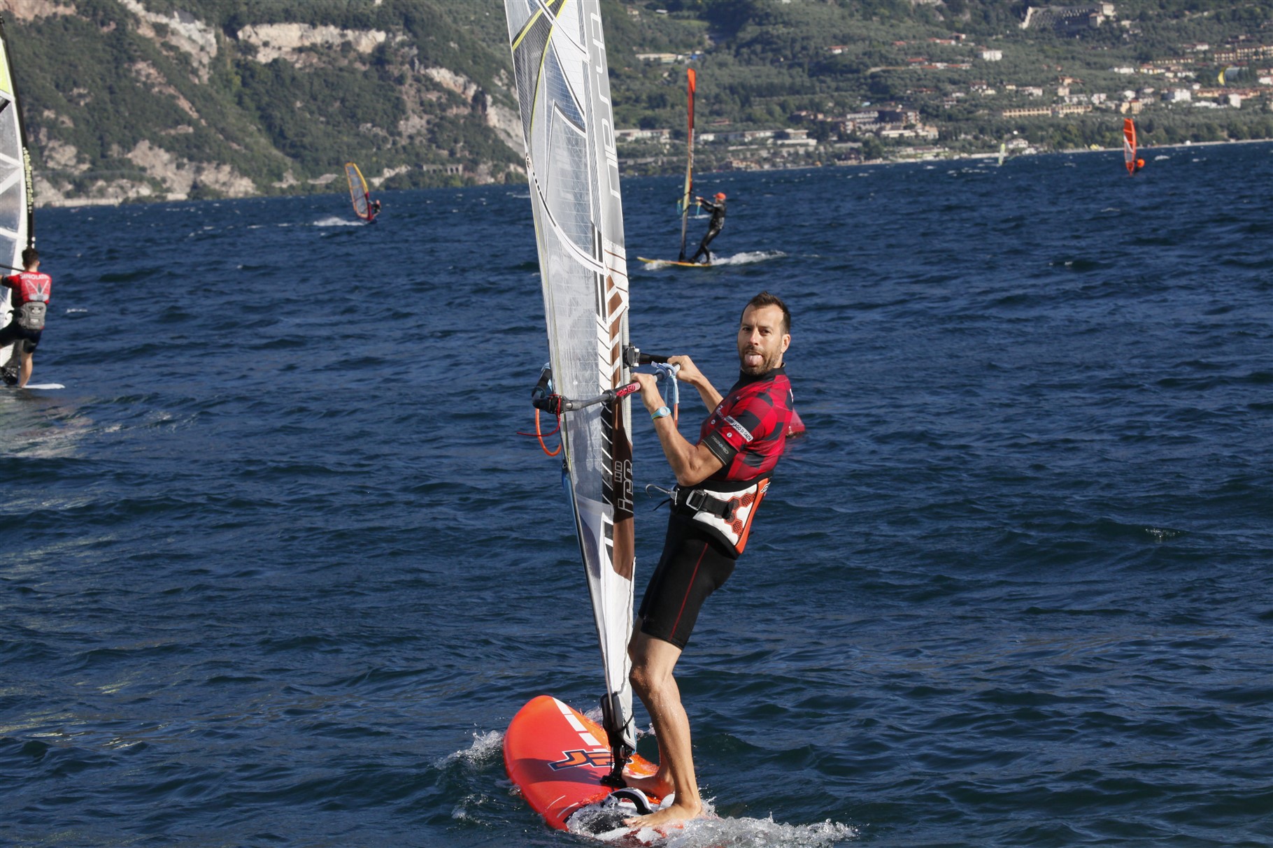 Windsurfista in planata sul lago di Garda