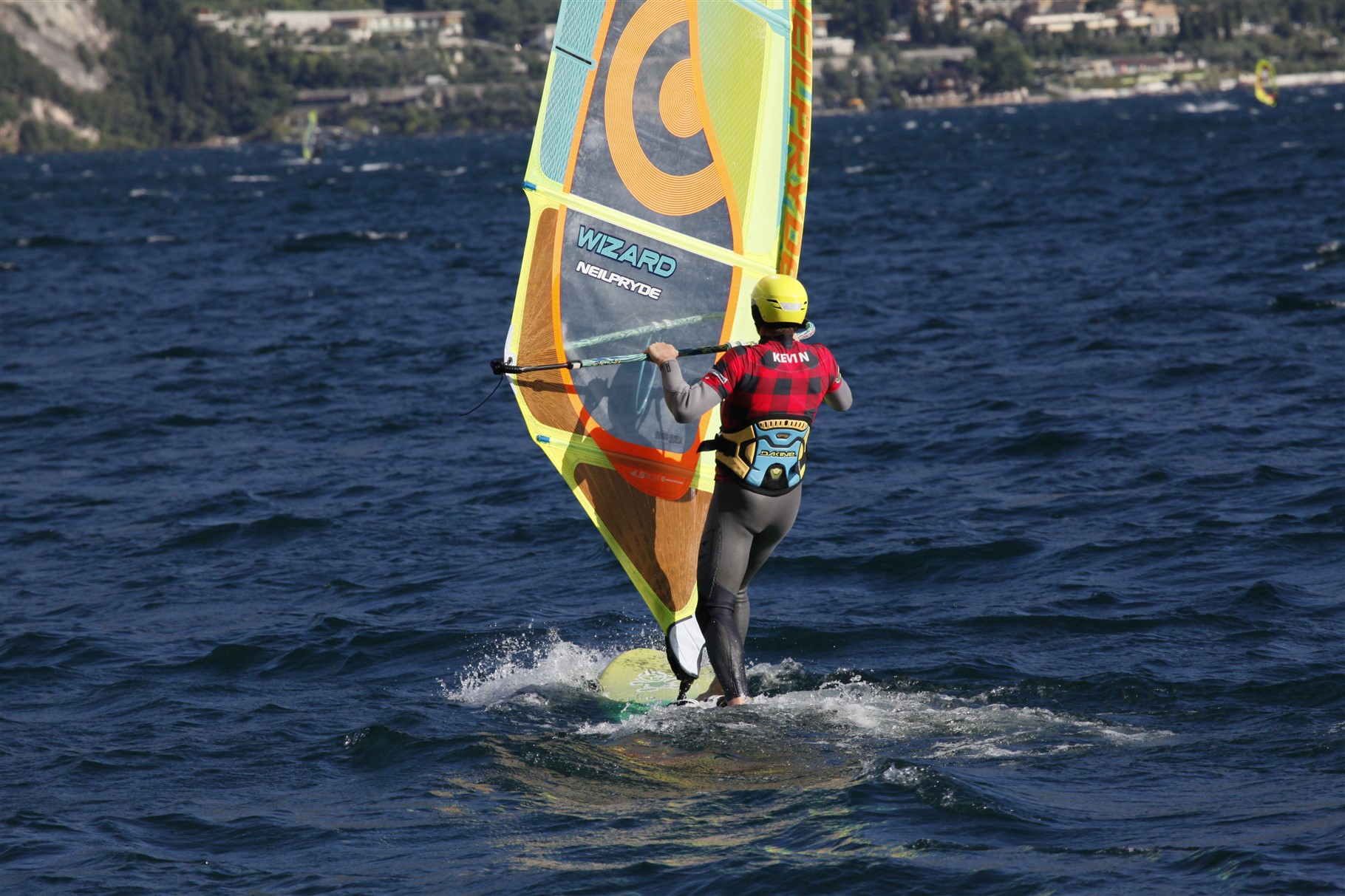 Windsurfista in azione sul lago