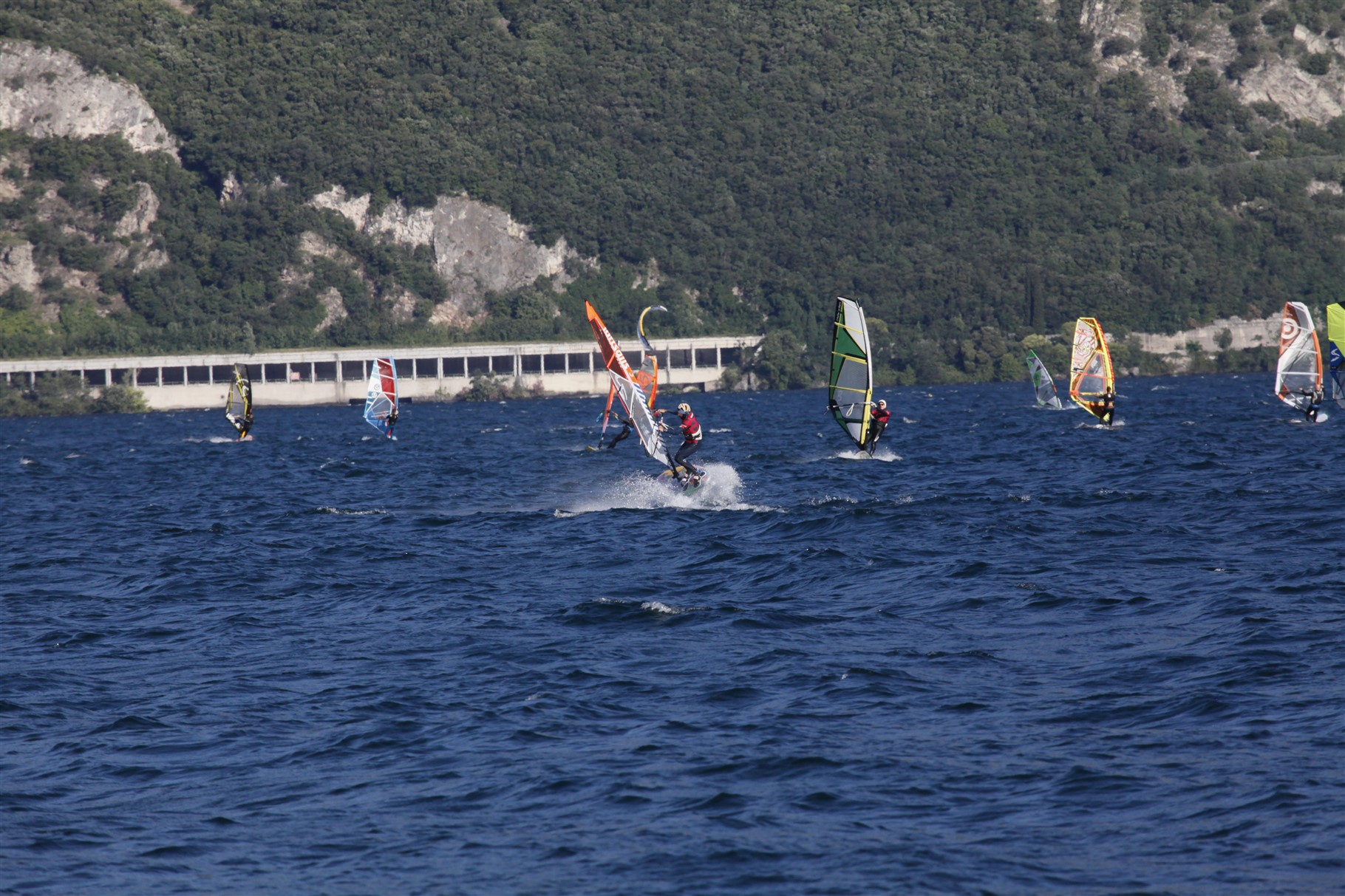 Molti windsurfisti in azione sul lago