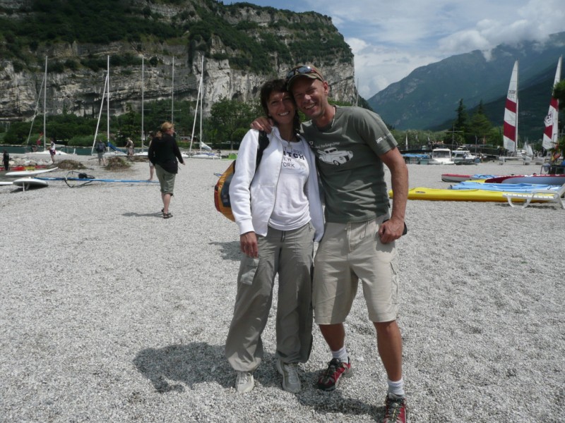 Due partecipanti in spiaggia durante il corso