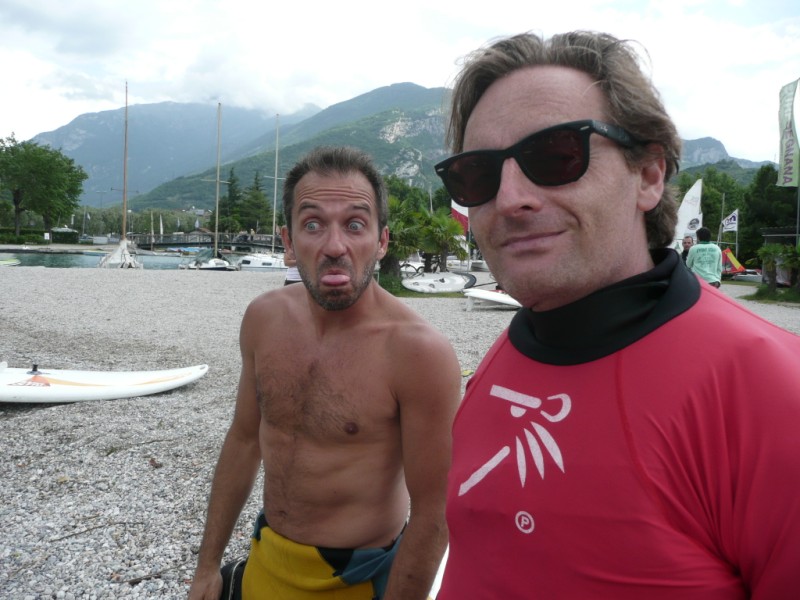 Due istruttori scherzano sulla spiaggia durante il corso