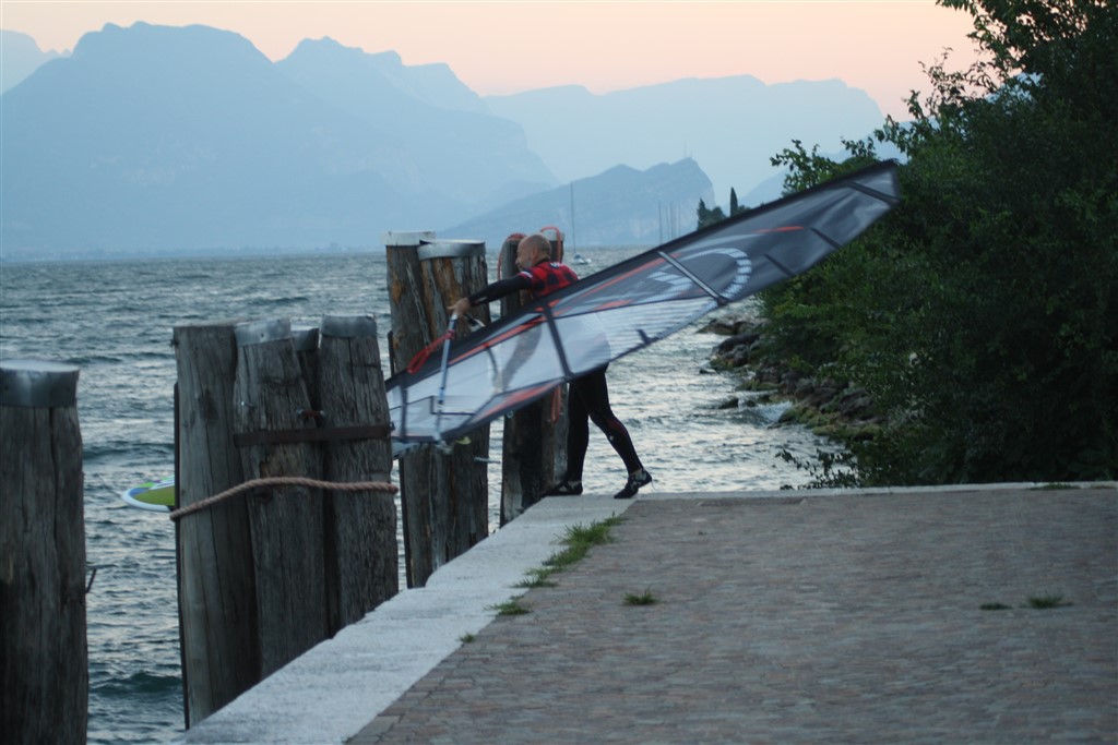 Un socio monta l'attrezzatura al tramonto sul lago