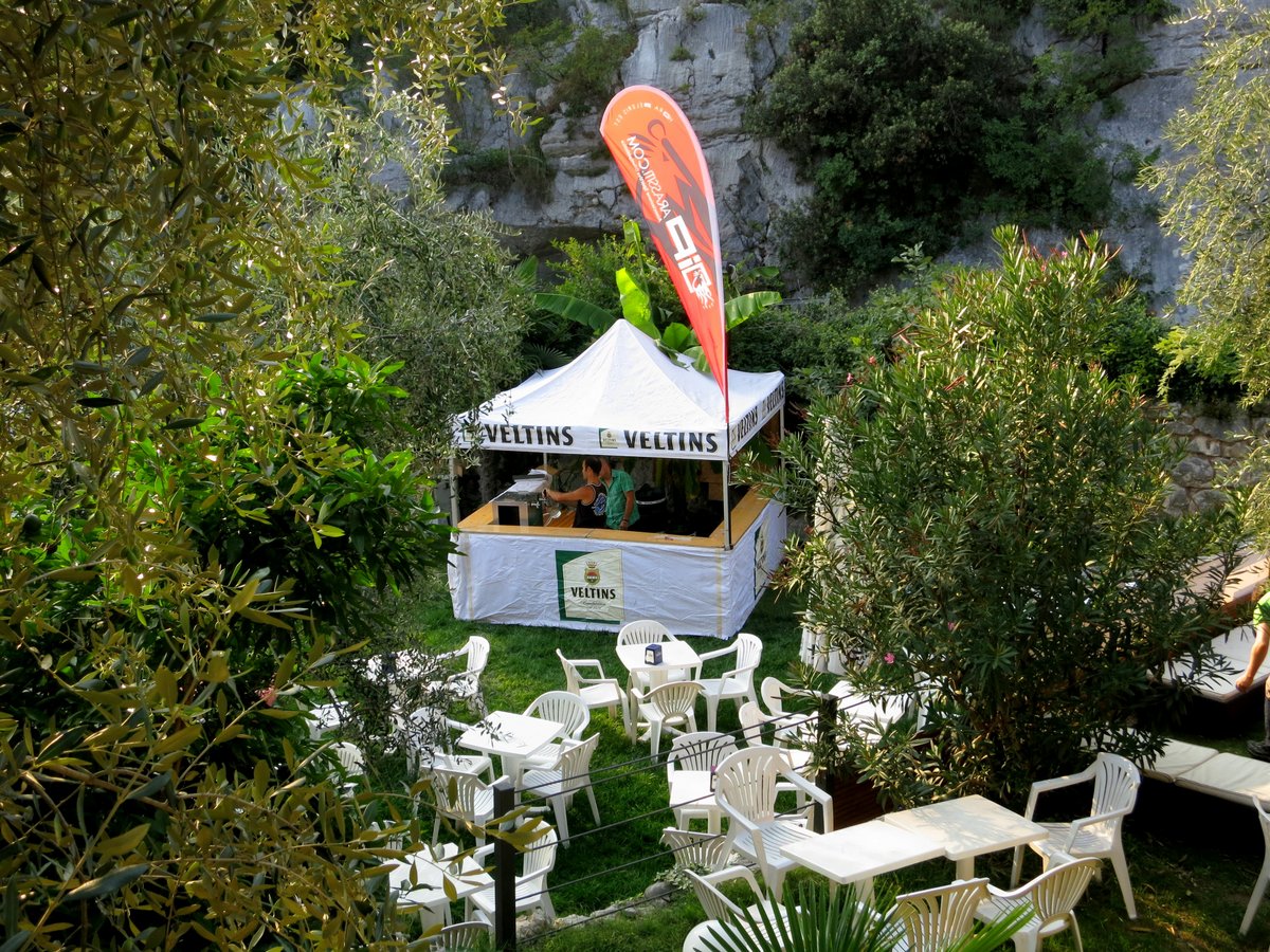 Gazebo Veltins e tavolini all'aperto per il ParassitiParty