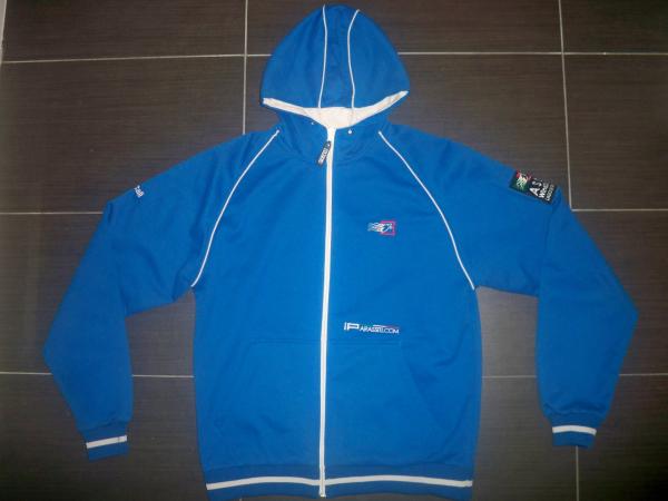Felpa azzurra, fronte