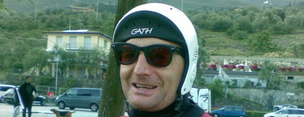 Il Bartali: casco Gath e Rayban Wayfarer, come da intervista